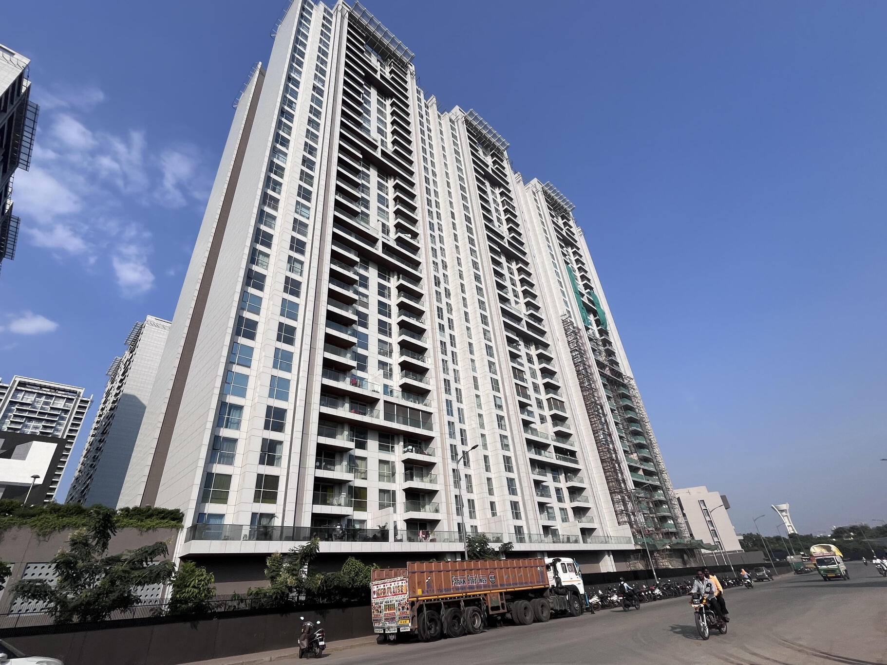 vvzhyax_1699442871_455512920_optOrig